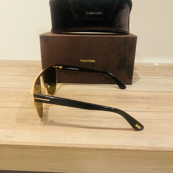 UNISEX Tom Ford Gold and Black Aviator Sunglasses - Picture 3 of 8